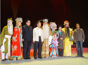 河南省政協(xié)主席王全書(shū)、著名豫劇表演藝術(shù)家王希玲、著名戲劇評(píng)論家荊樺、著名戲曲教育家《訪帥出征》導(dǎo)演李志遠(yuǎn)與主要演員合影