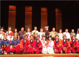 著名京劇大師尚長(zhǎng)榮先生與焦作市宣傳部長(zhǎng)秦海彬、省劇協(xié)主席李樹(shù)建、市人大副主任龔素清、市政協(xié)副主席何金貴及省戲劇評(píng)論家荊樺、朱超倫等與《青天淚》全體演員合影